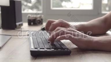 在键盘上打字。 人在电脑键盘上打字.. 使用电脑键盘和鼠标打字